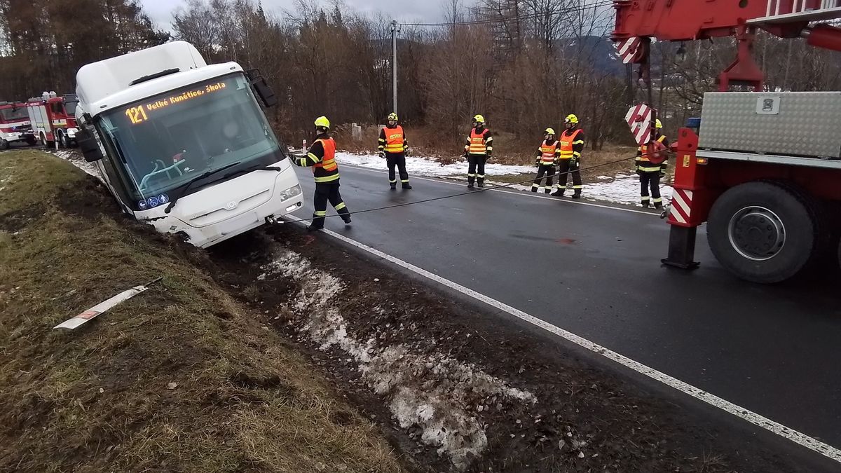 Na Jesenicku havaroval autobus. Cestující a řidiče museli vyprošťovat hasiči